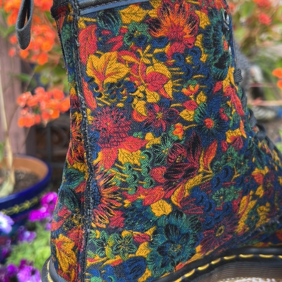 🏴󠁧󠁢󠁥󠁮󠁧󠁿 Super Rare England Vintage Velvet Floral Dr. Martens Boots UK 6 - Picture 2 of 16
